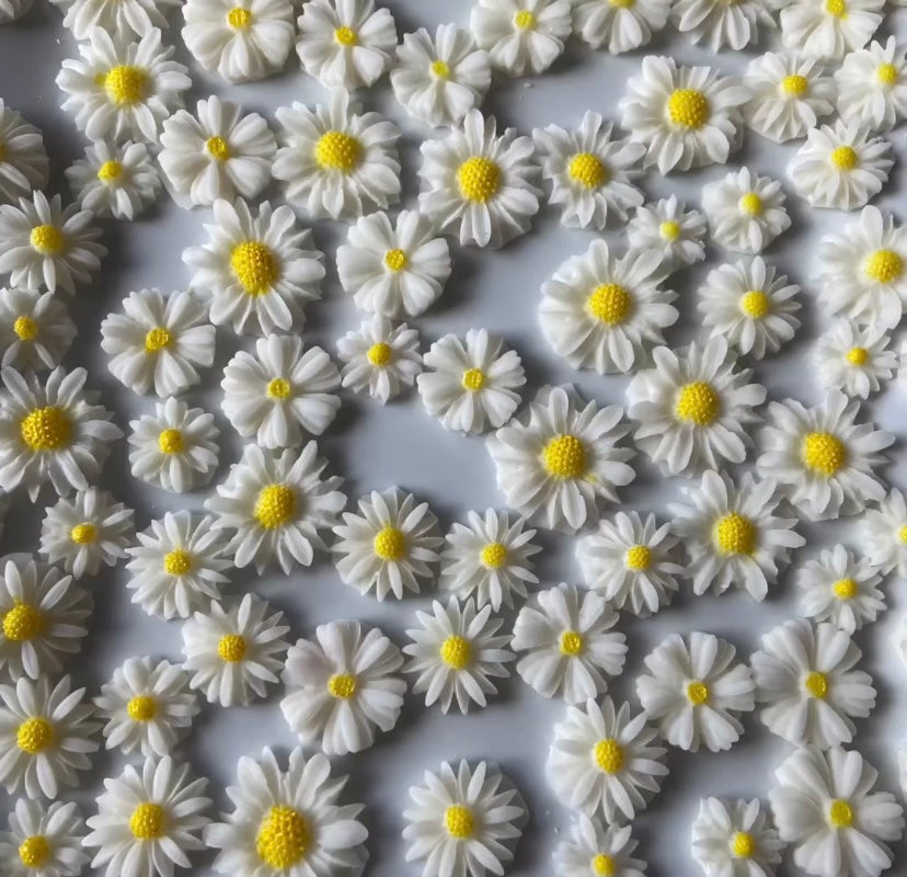 🌼 Personalised Daisy Topped Candle – 20cl